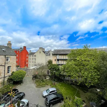 Charming 3 Bed Apartment In Old Town Edinburgh Exterior photo